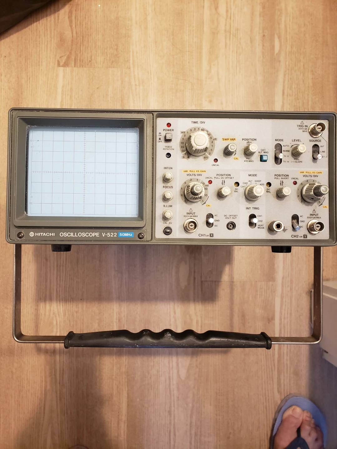 Hitachi Oscilloscope V-522 - photo 2