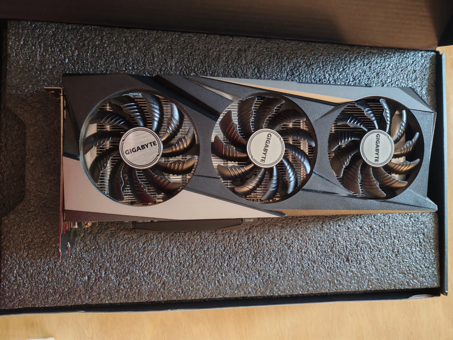Gigabyte Rodeon RX 6600XT 8GB GPU + Deepcool PL650D Power Supply - photo 4