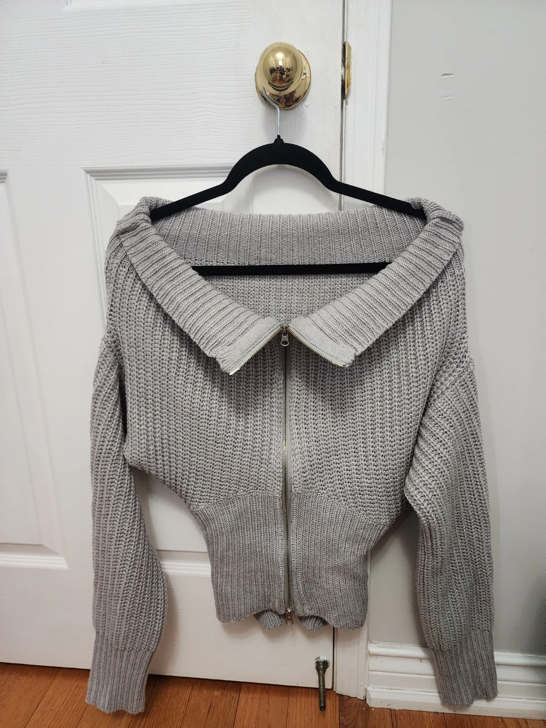 Grey Ribbed Off-the-Shoulder Knit – Zip-Up Cropped Sweater - photo 2