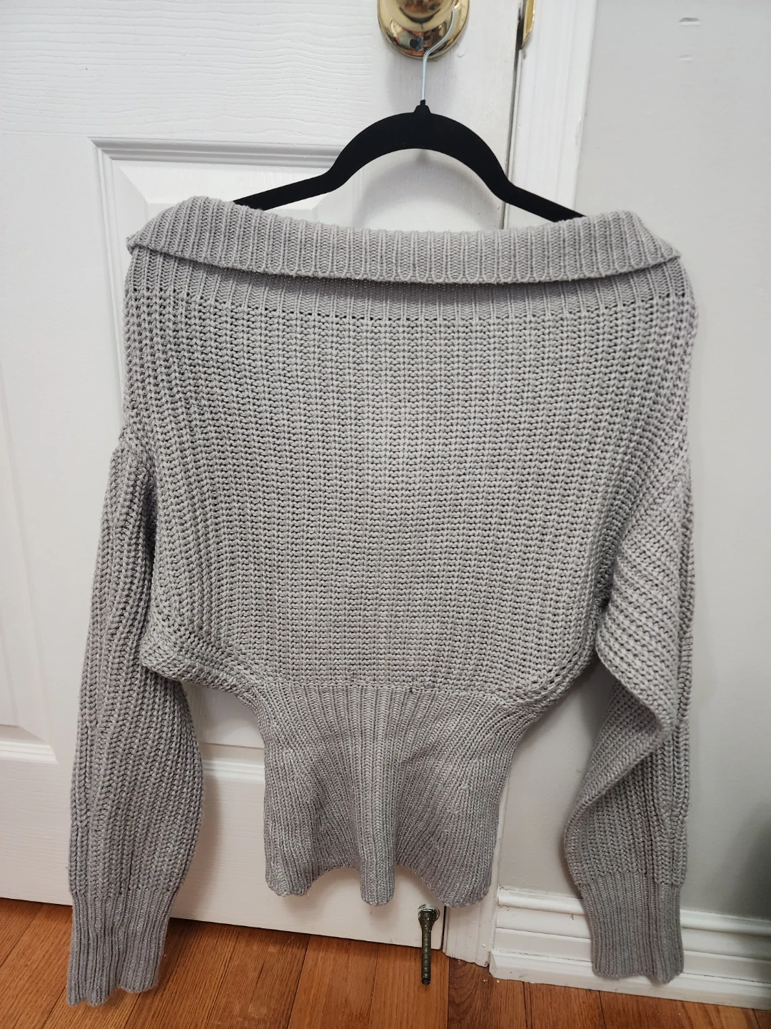 Grey Ribbed Off-the-Shoulder Knit – Zip-Up Cropped Sweater - photo 3