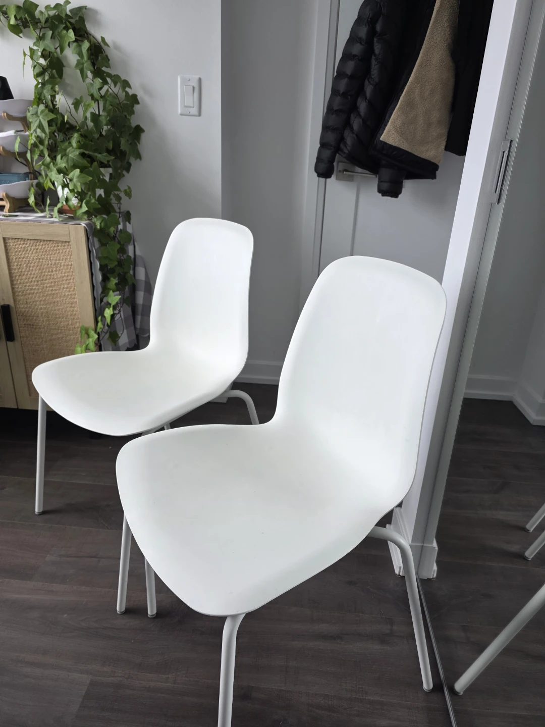 Set of 2 White Modern Dining Chairs