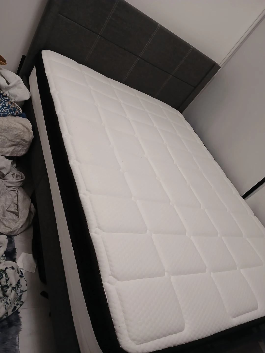White Queen size Hybrid Mattress