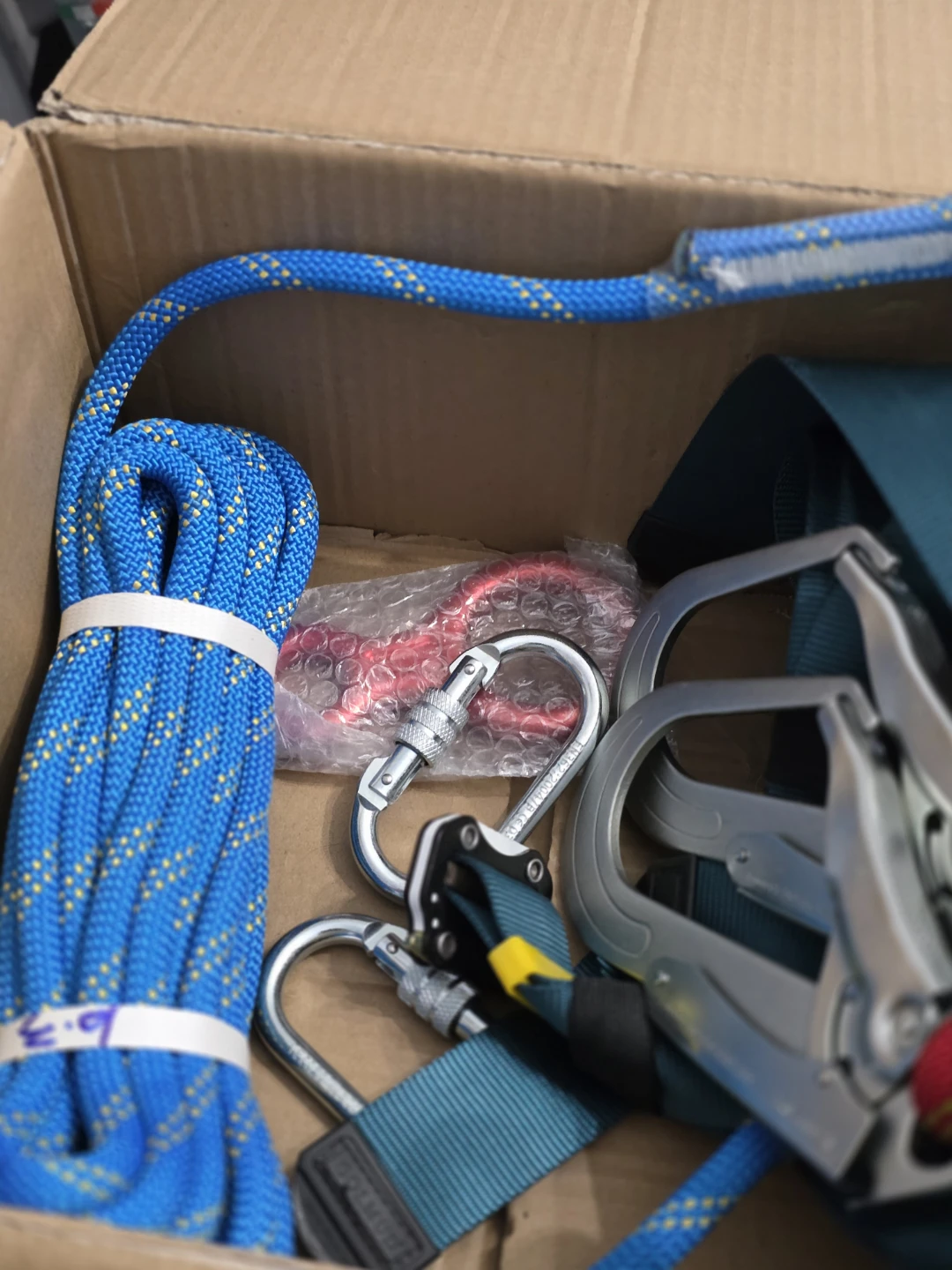 Full Body Safety Harness with Lanyard & Carabiners - photo 5