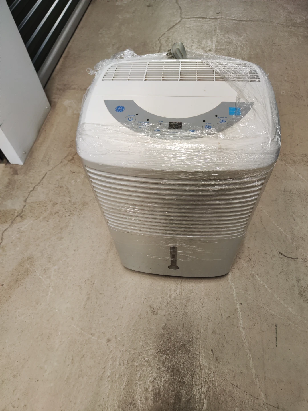 GE Dehumidifier - photo 2