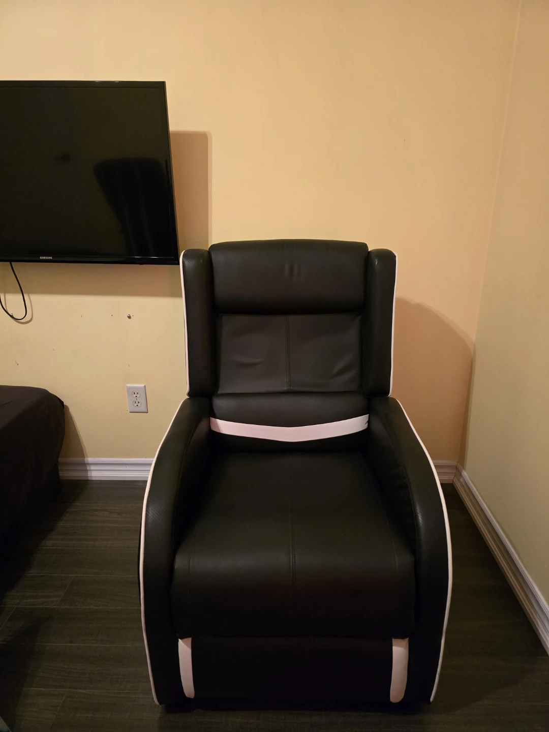 Black and White Recliner Chair - photo 3