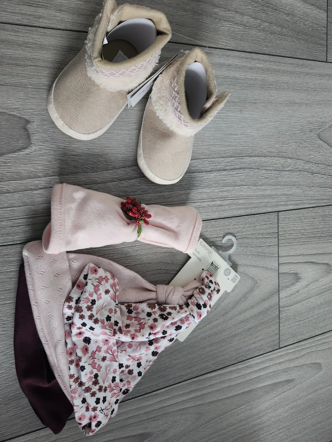 Reebok Baby Hat & Bootie Set