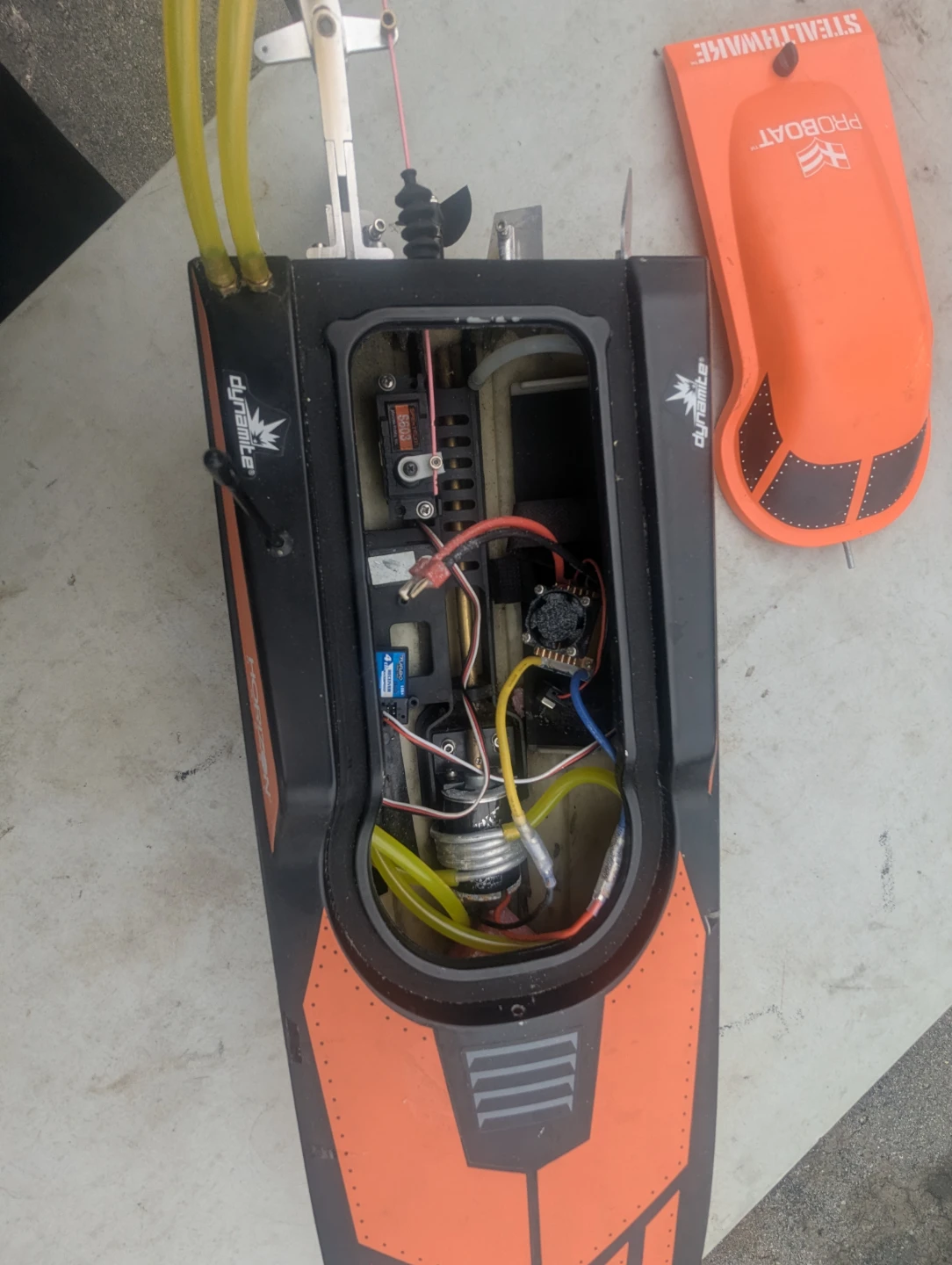 Proboat Stealthwake RC Boat, and other 2 boats and a RC car - photo 3