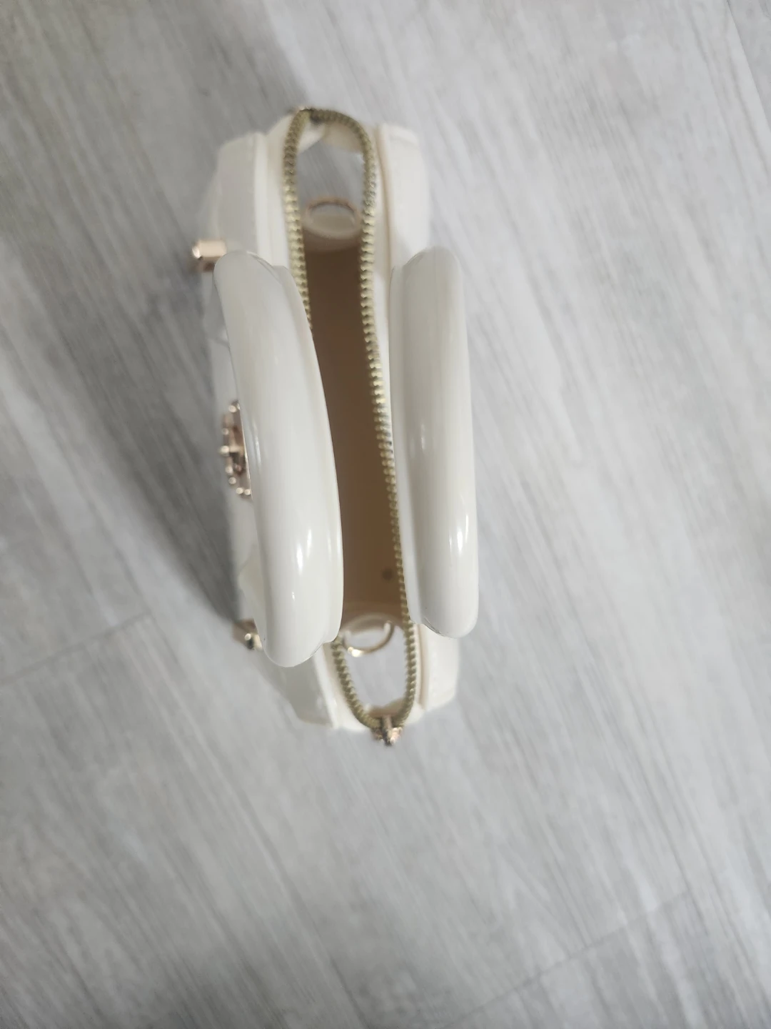 White mini handbag with heart lock - photo 4