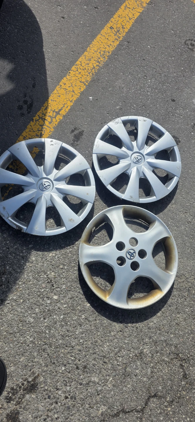 Set of 3 Toyota Hubcaps 15 inch - photo 2