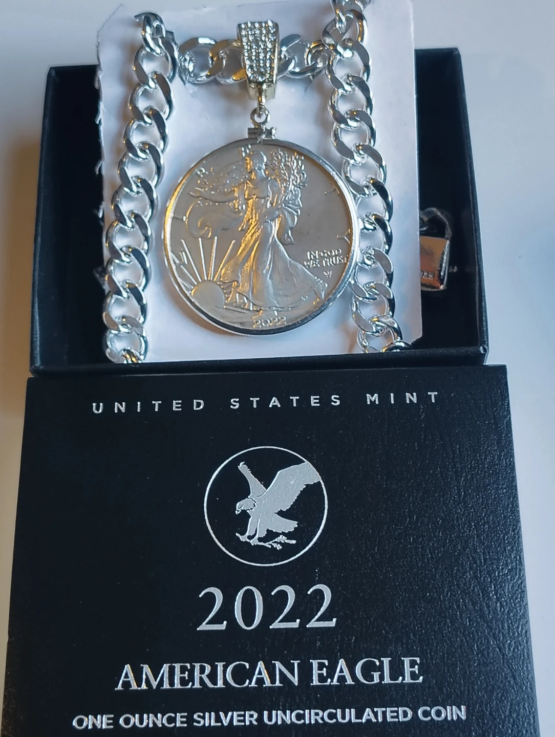 Collar chapado en plata con moneda 2022 Silver American Eagle.