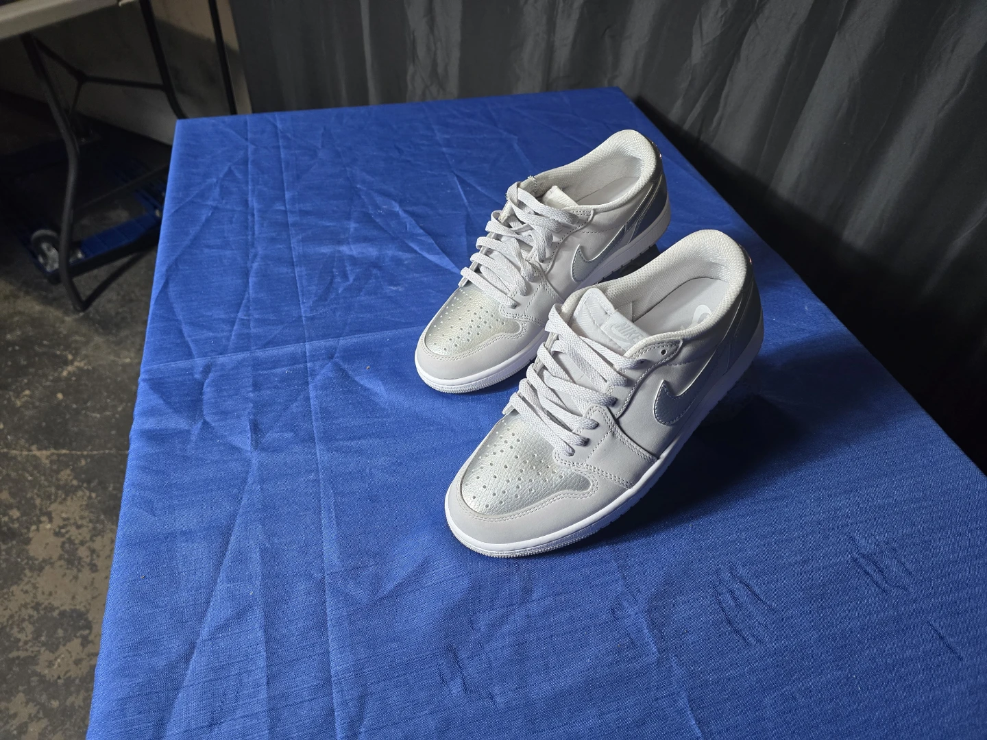 Air Jordan 1 Low SE Silver - photo 2