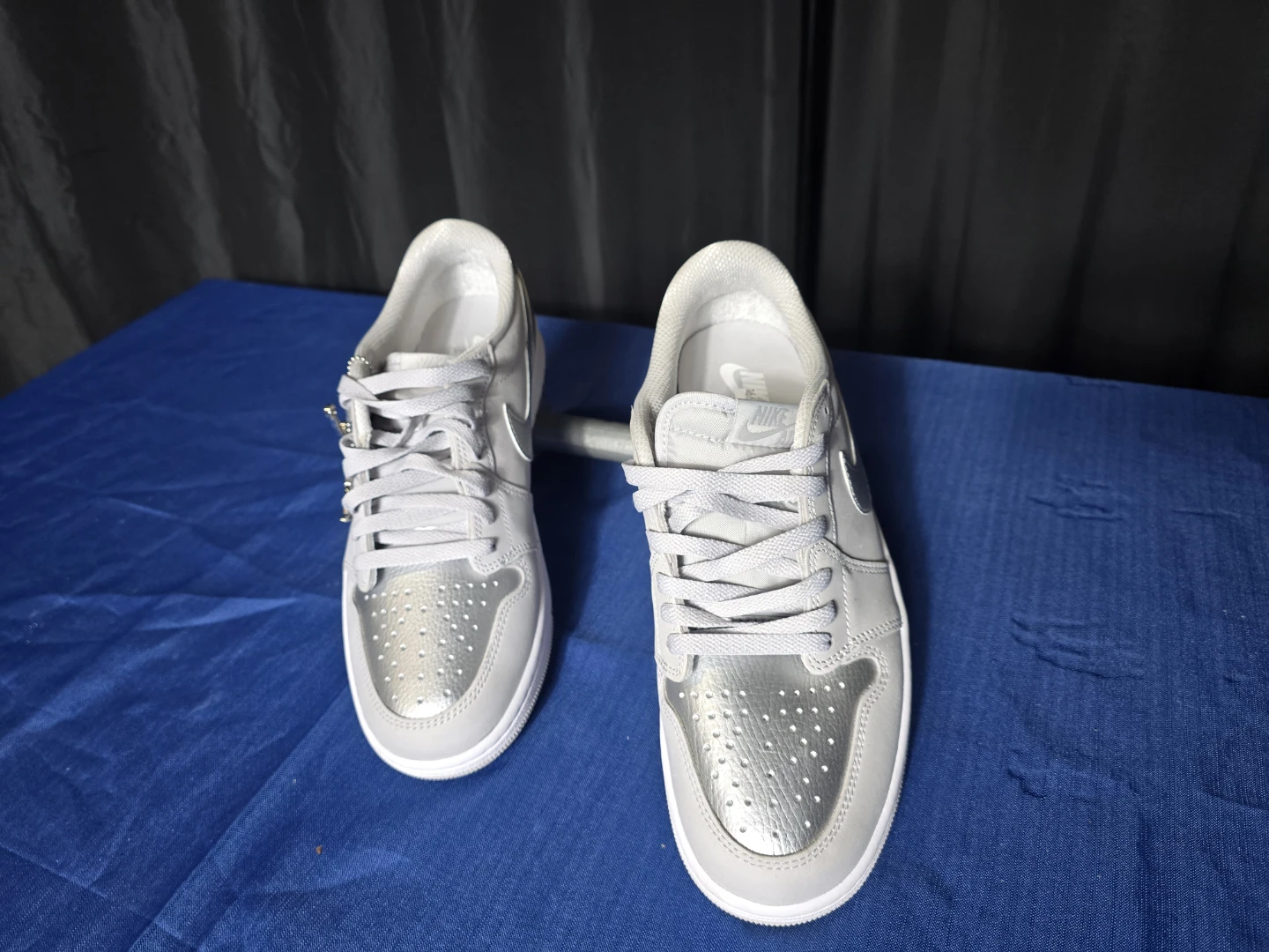 Air Jordan 1 Low SE Silver - photo 3