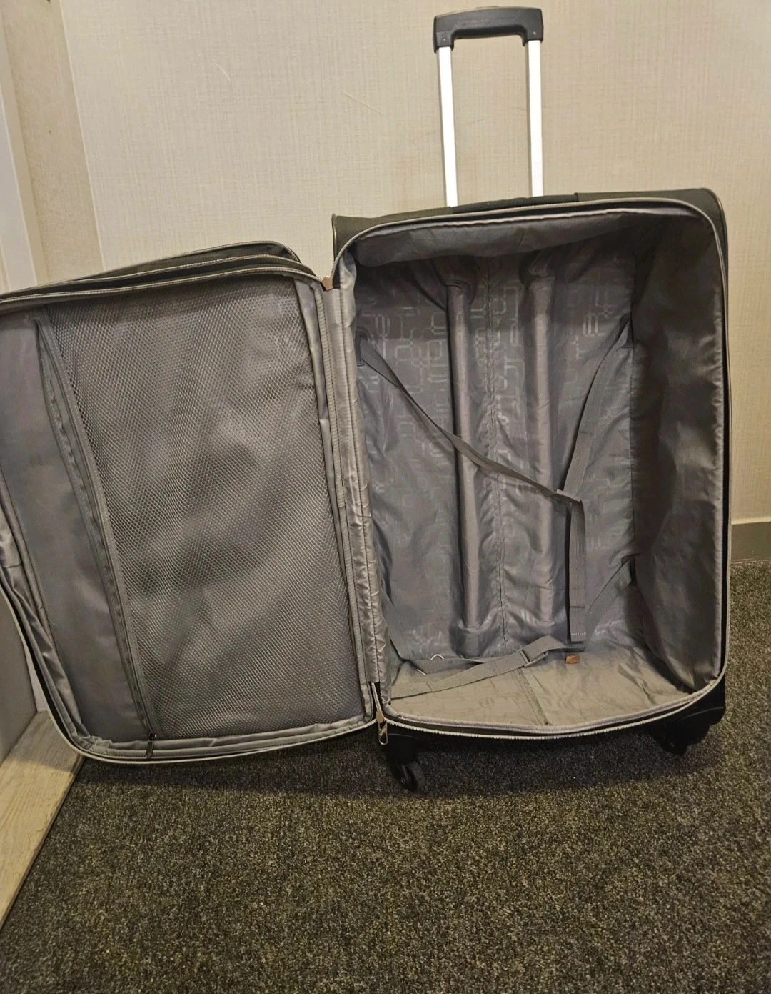 American Tourister Black Expandabe Rolling Suitcase - photo 2