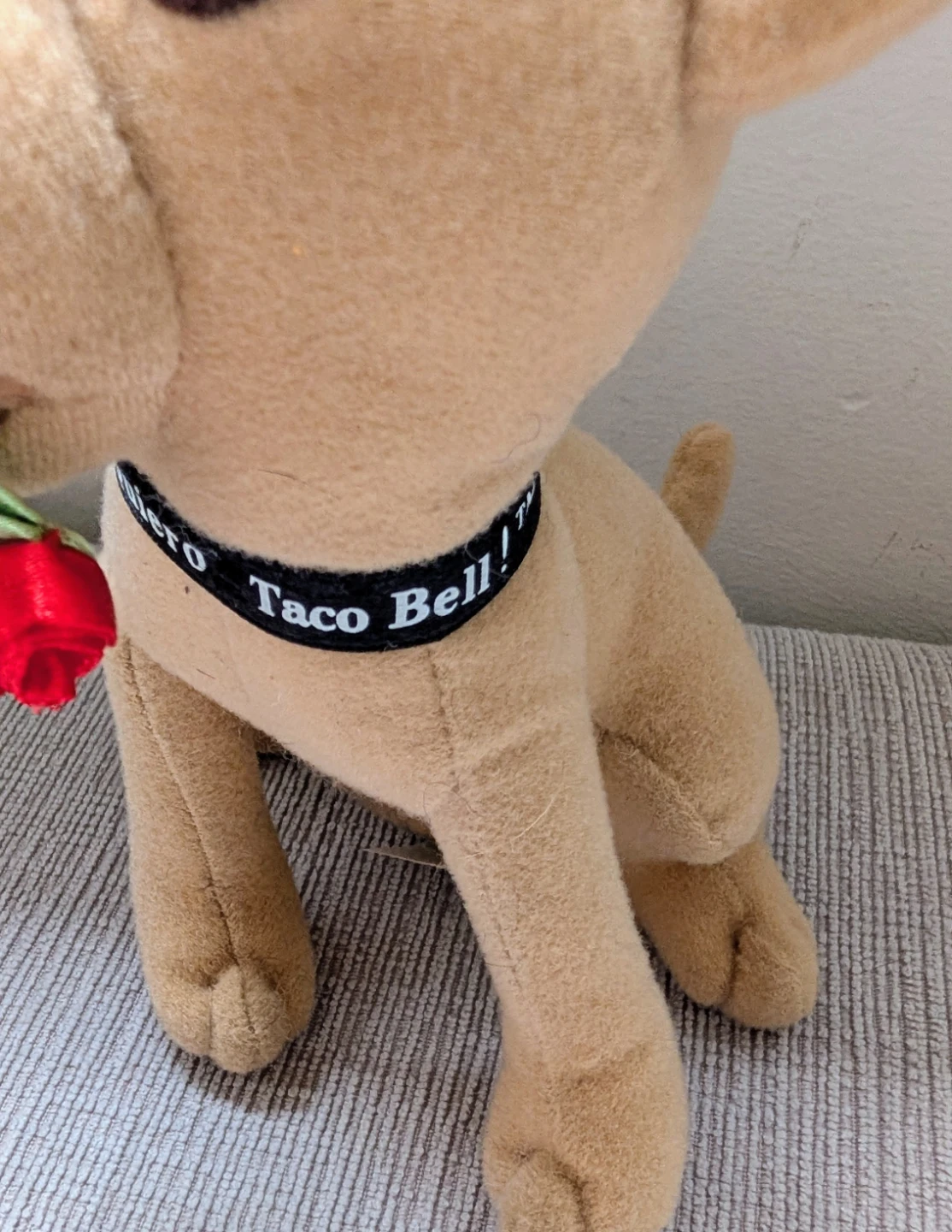 Taco Bell "Yo Quiero Taco Bell" Plush Dog with Rose - photo 2
