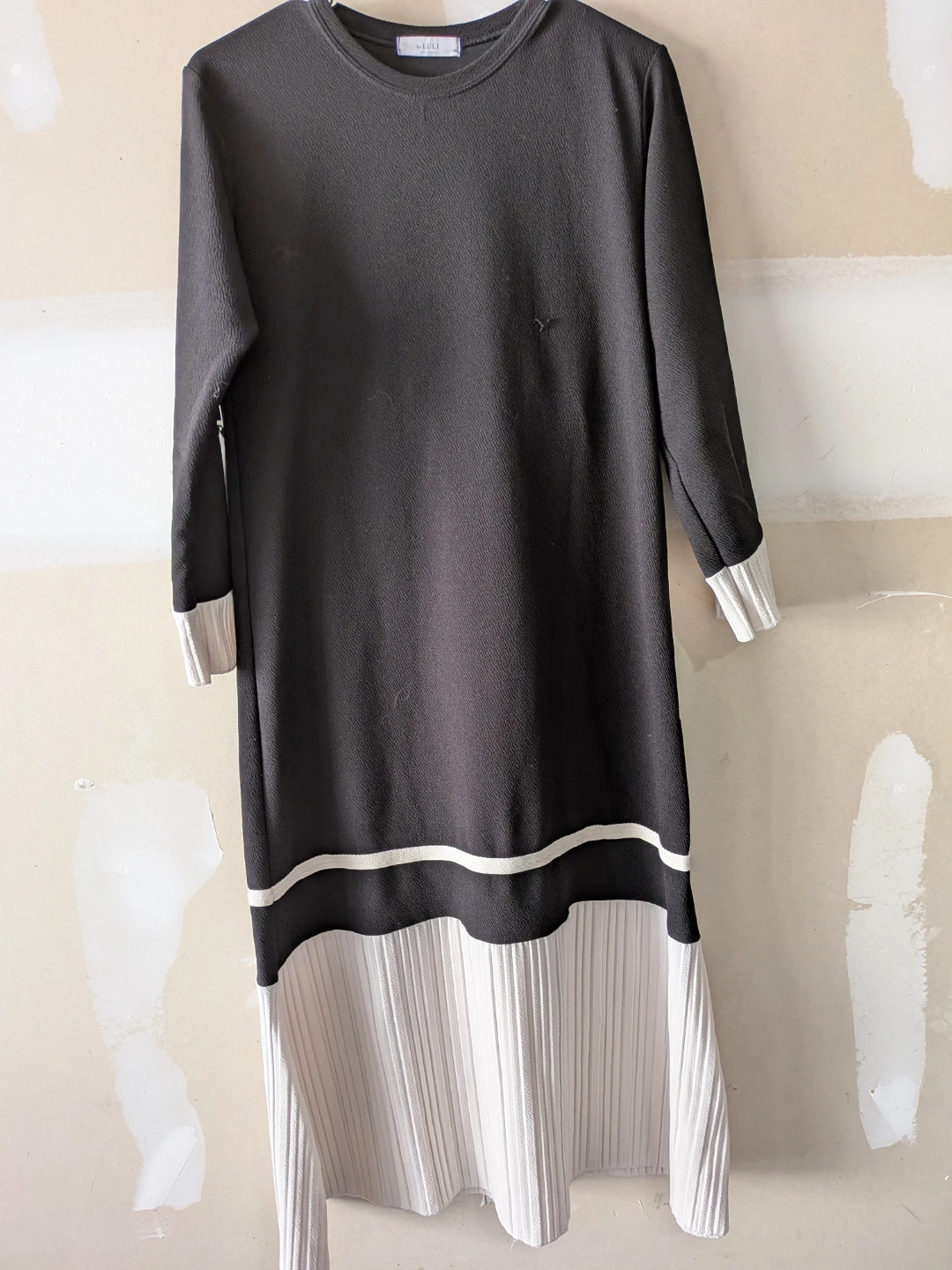 LULU Black and White Pleated Midi Dress