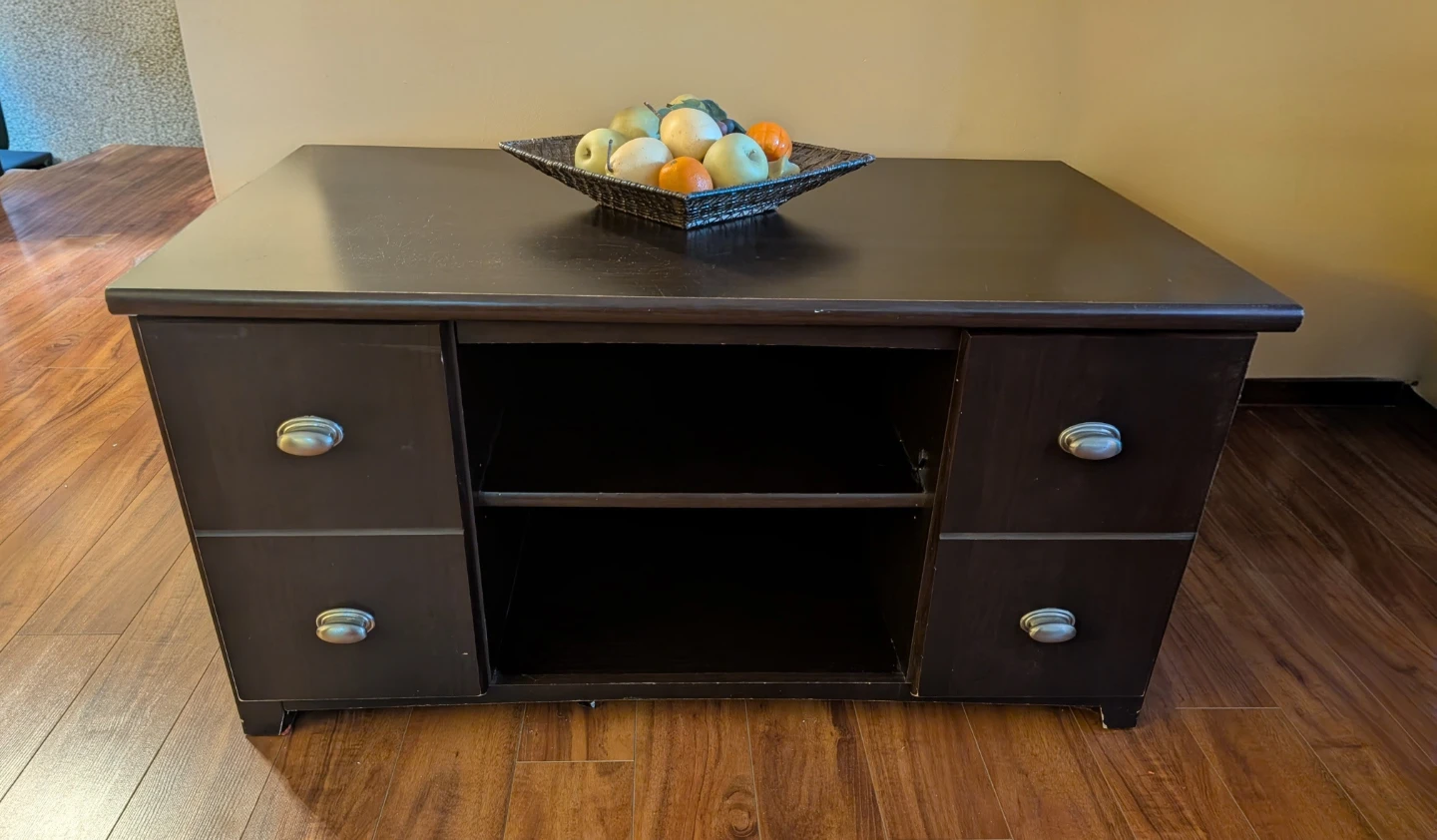 GUC - TV Entertainment Stand (READ pick up area)