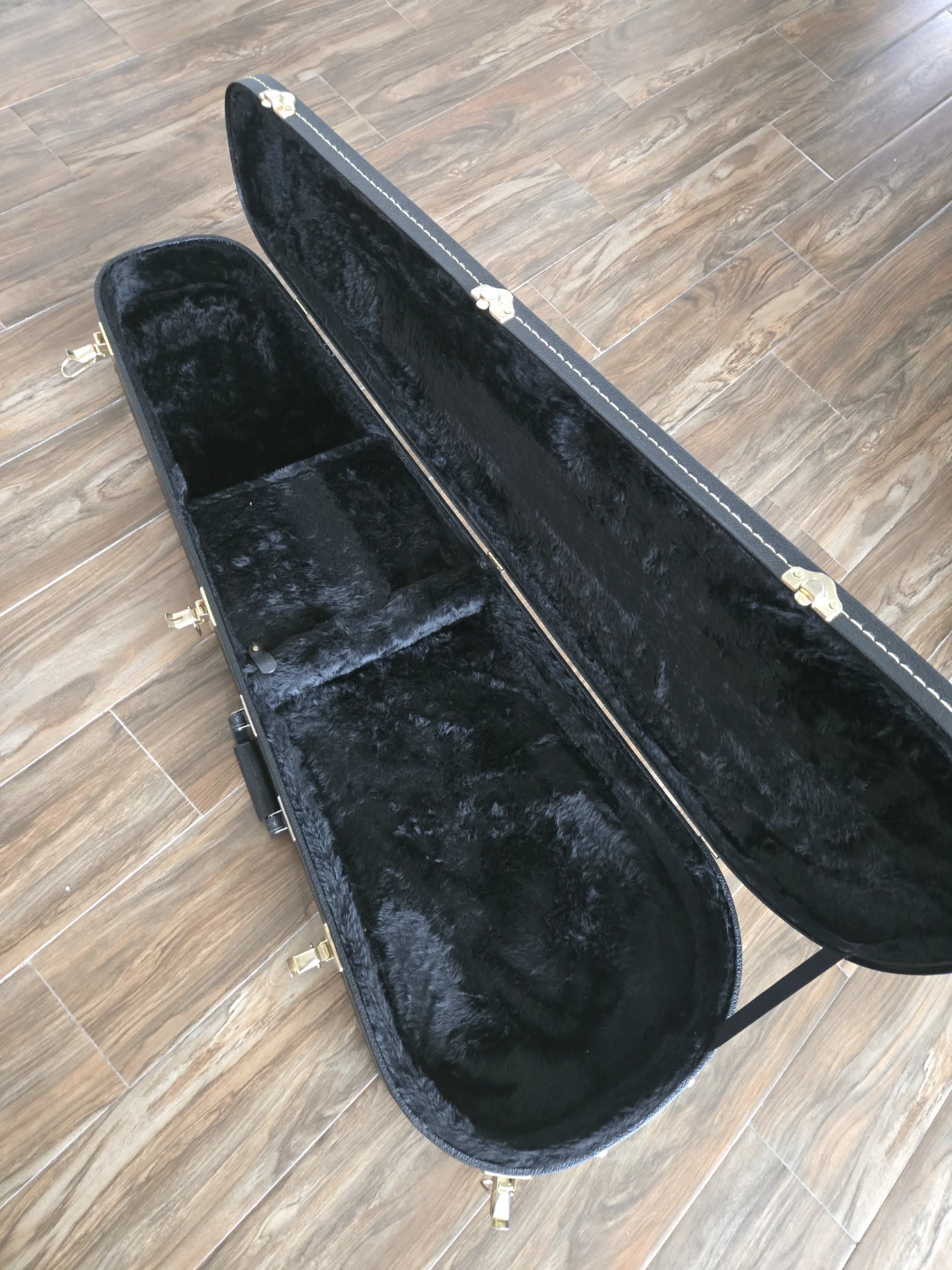 Black Hardshell Guitar Case - photo 3