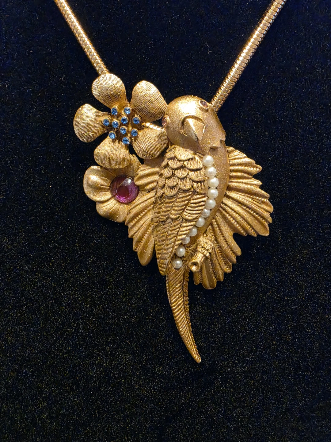 70'  Gold-tone bird and flower pendant necklace with gemstones - photo 2