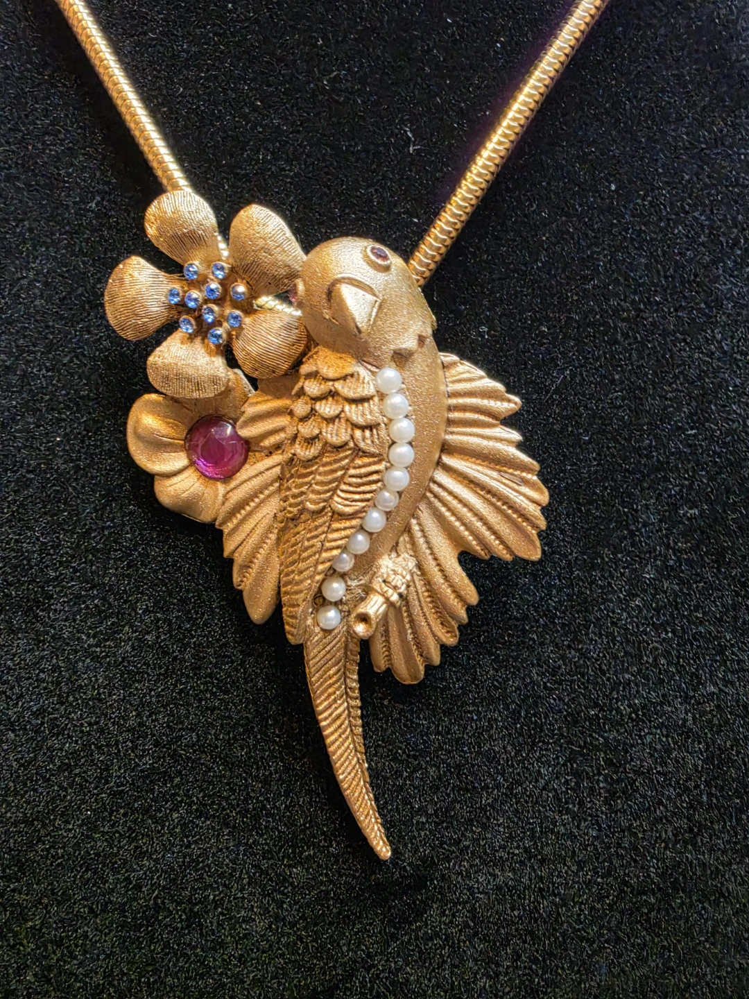 70'  Gold-tone bird and flower pendant necklace with gemstones - photo 3