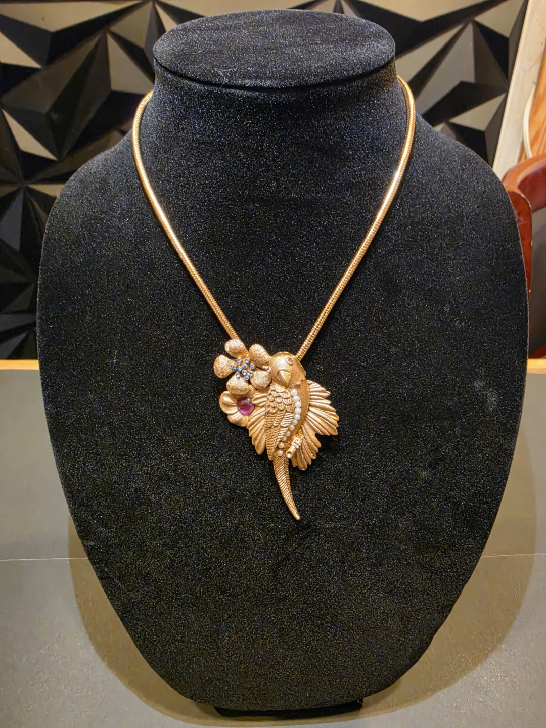 70'  Gold-tone bird and flower pendant necklace with gemstones - photo 4