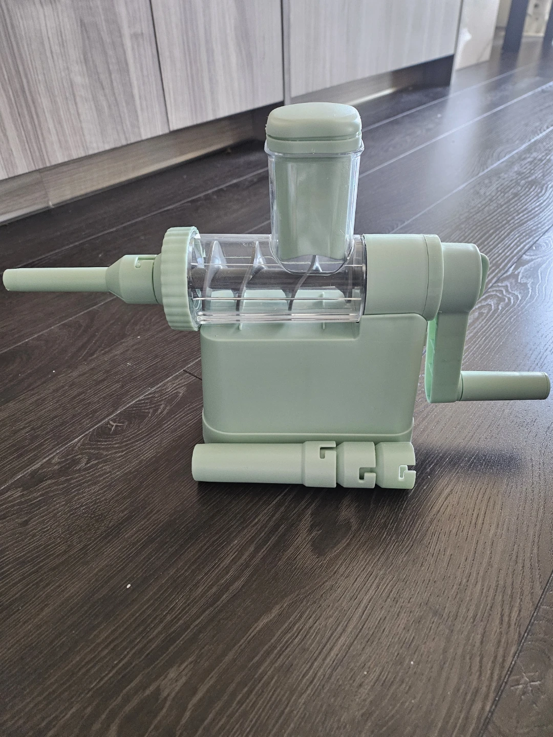 Manual sausage stuffer