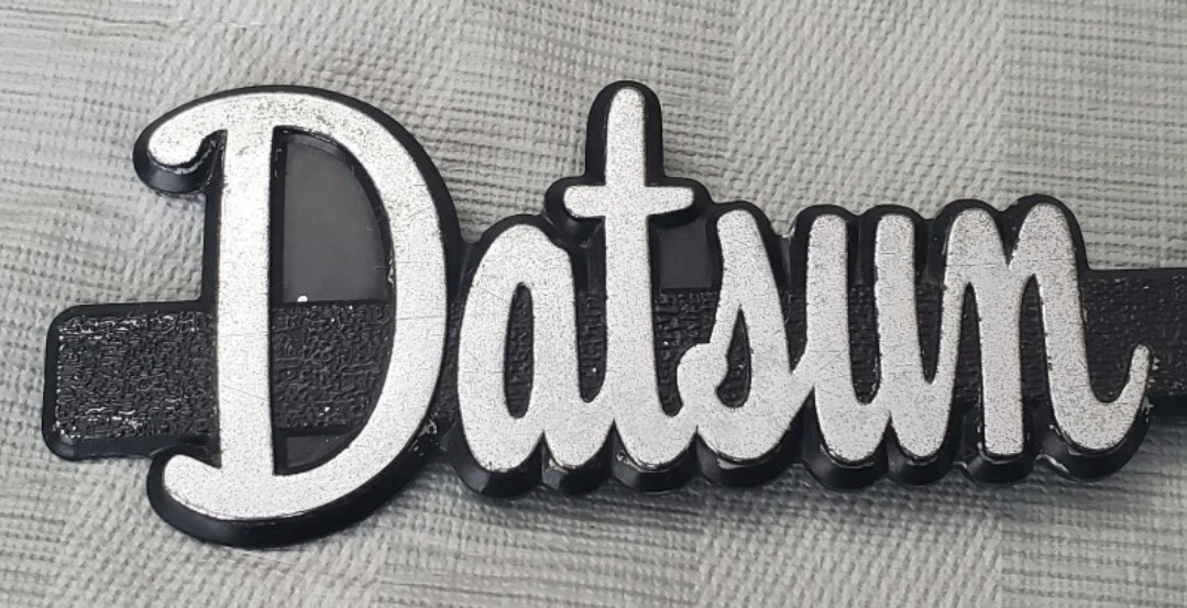 Vintage OEM original Datsun 610 plastic emblem - photo 2