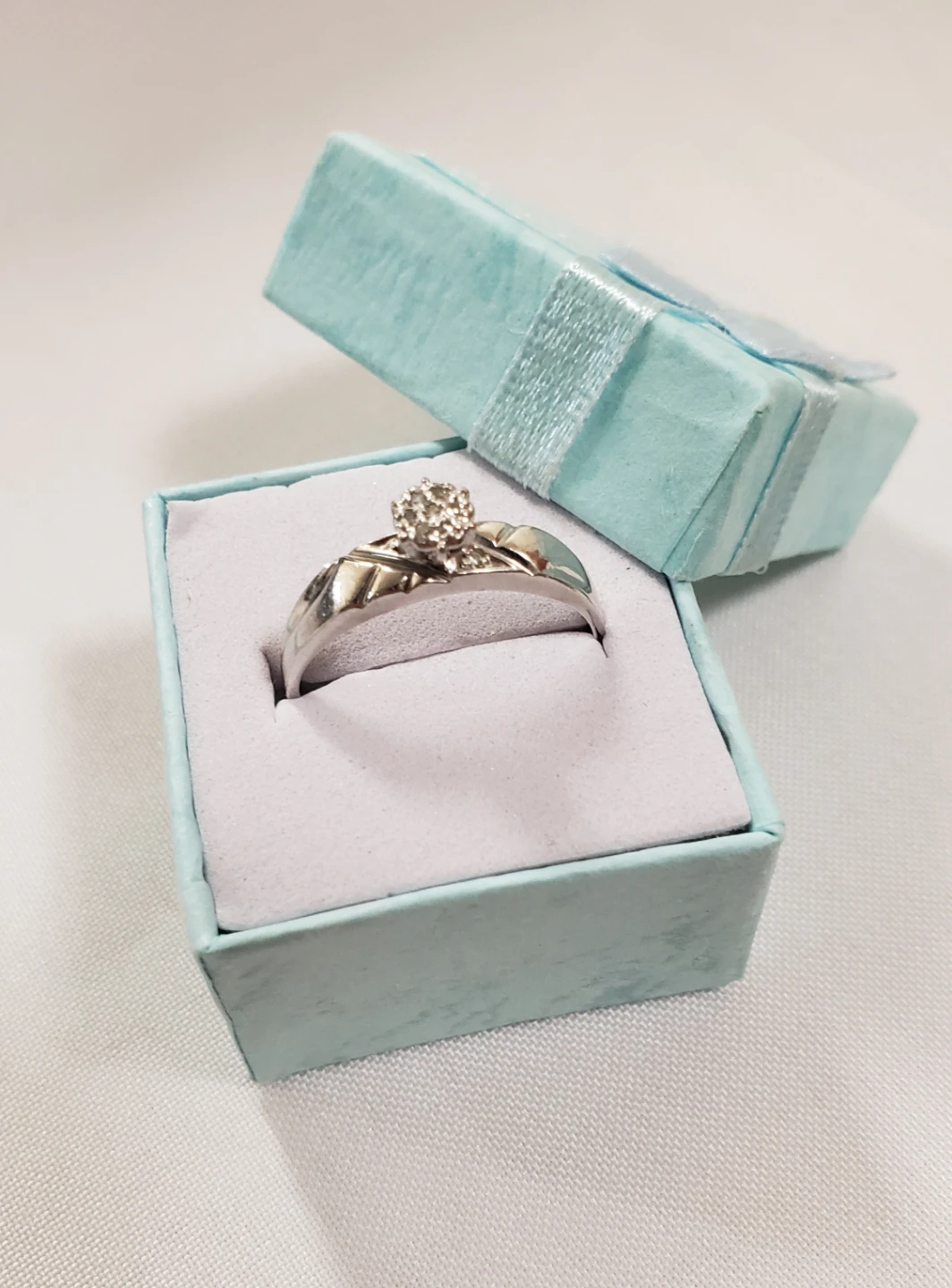 Like new 10K Real White Gold Ring Wit Natural Diamonds