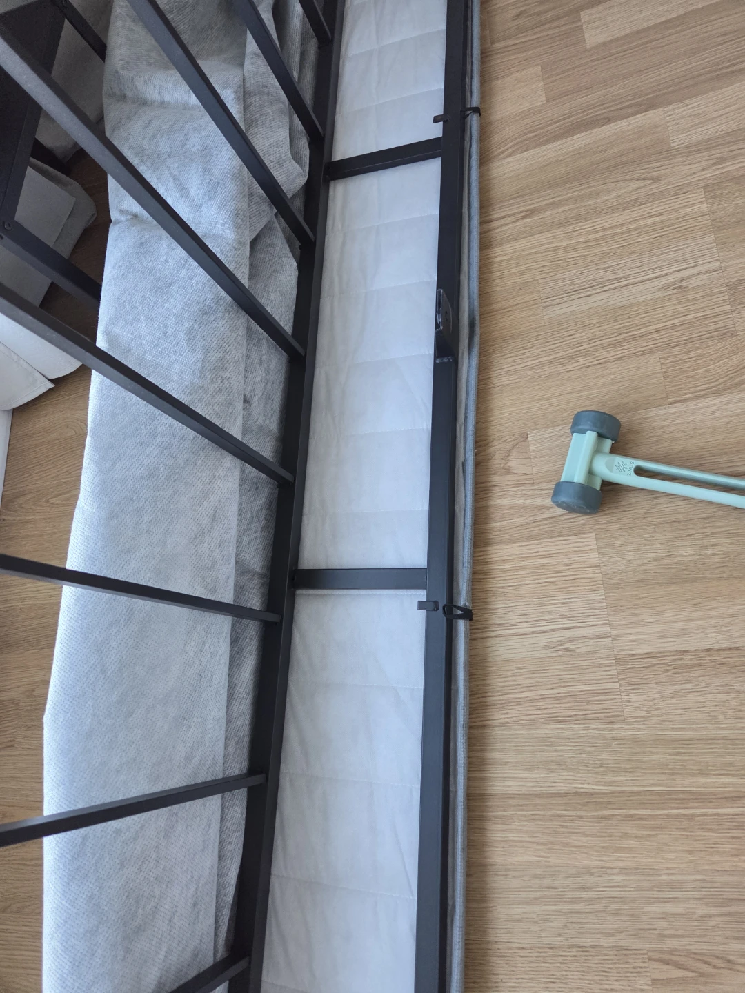 Quenn size metal Bedframe - photo 4