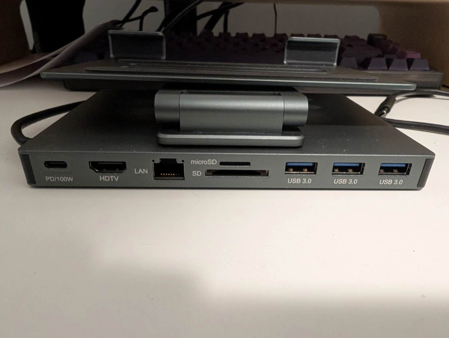 8-in-1 USB-C Hub Laptop / iPad Docking Station - photo 3
