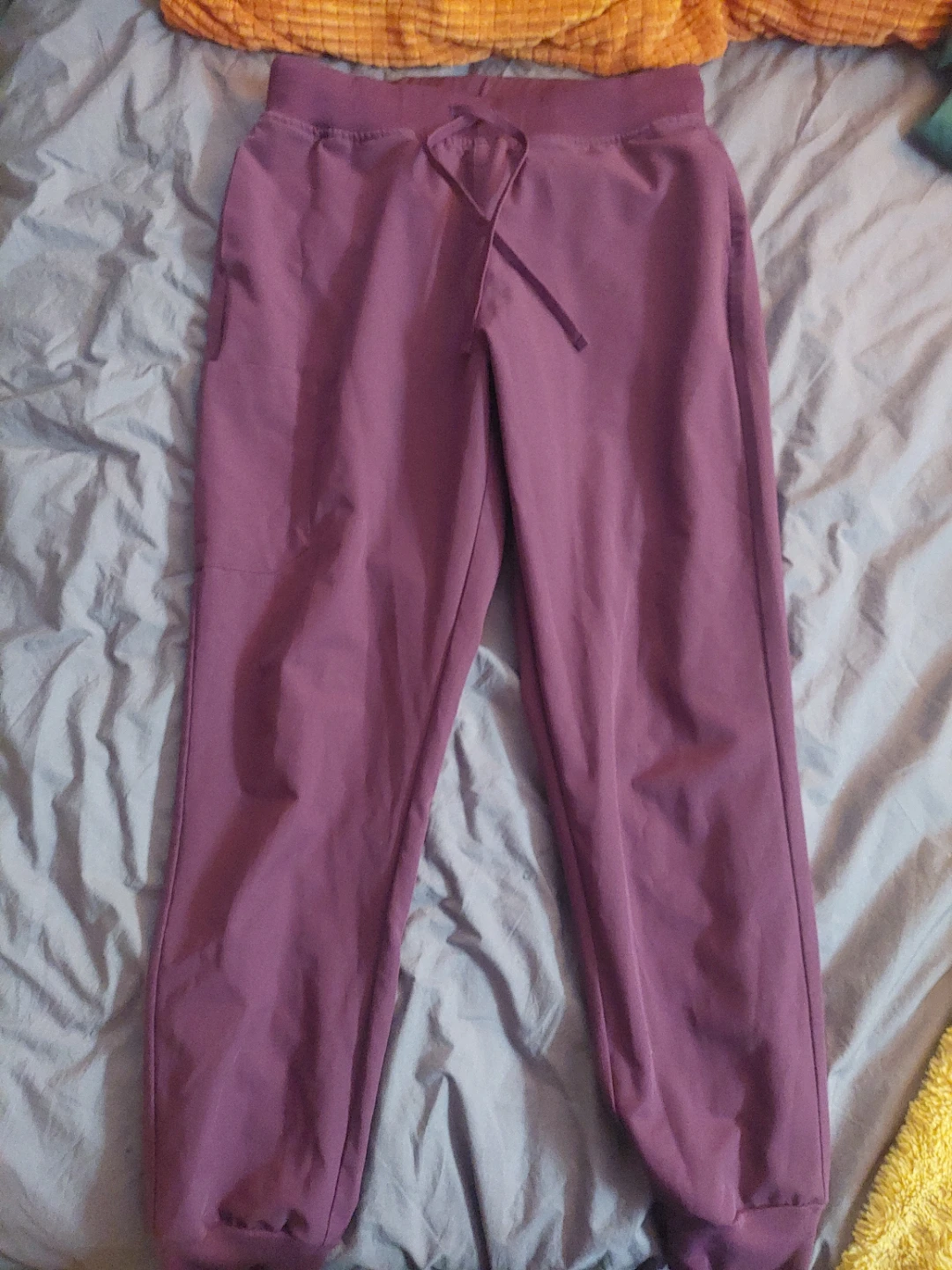 Mandala scrubs joggers (merlot)