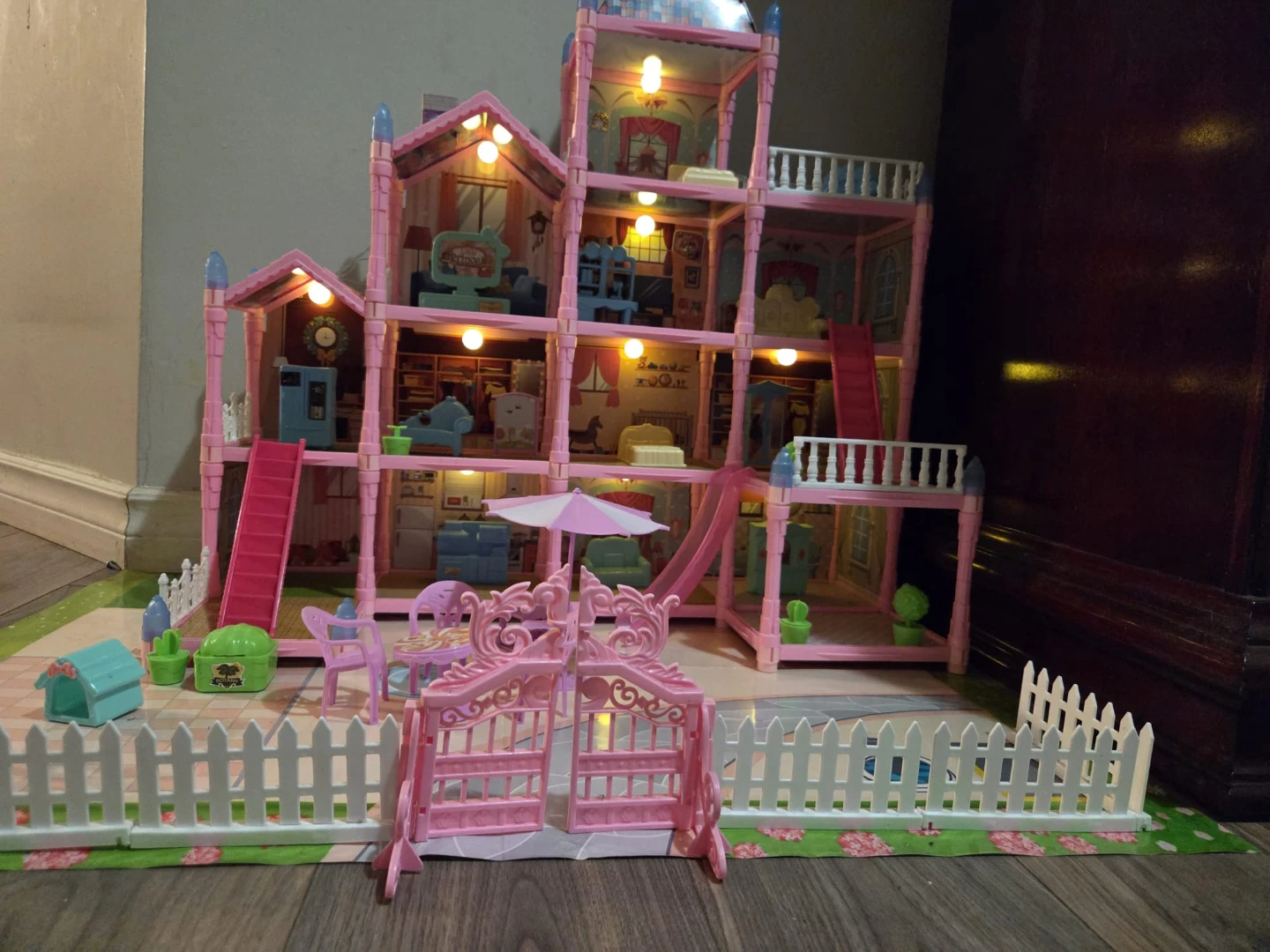 Large Pink Dollhouse with Furniture and Accessories - photo 3