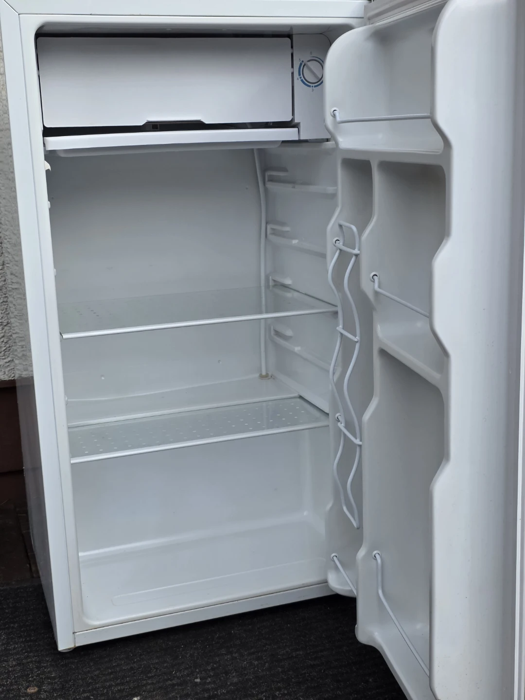 Igloo White Compact Refrigerator