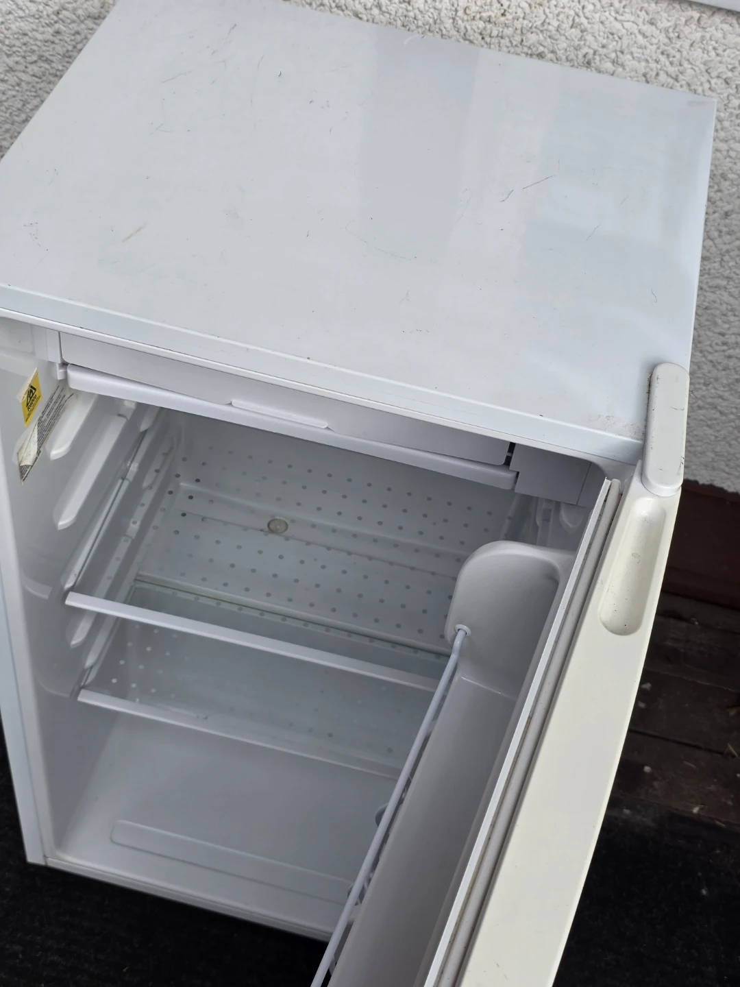 Igloo White Compact Refrigerator - photo 4