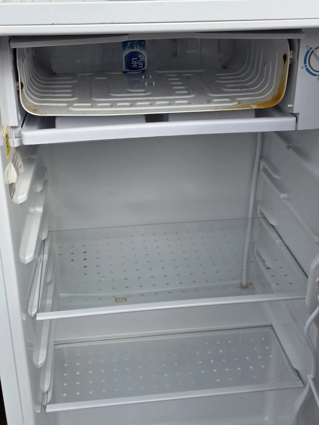 Igloo White Compact Refrigerator - photo 5