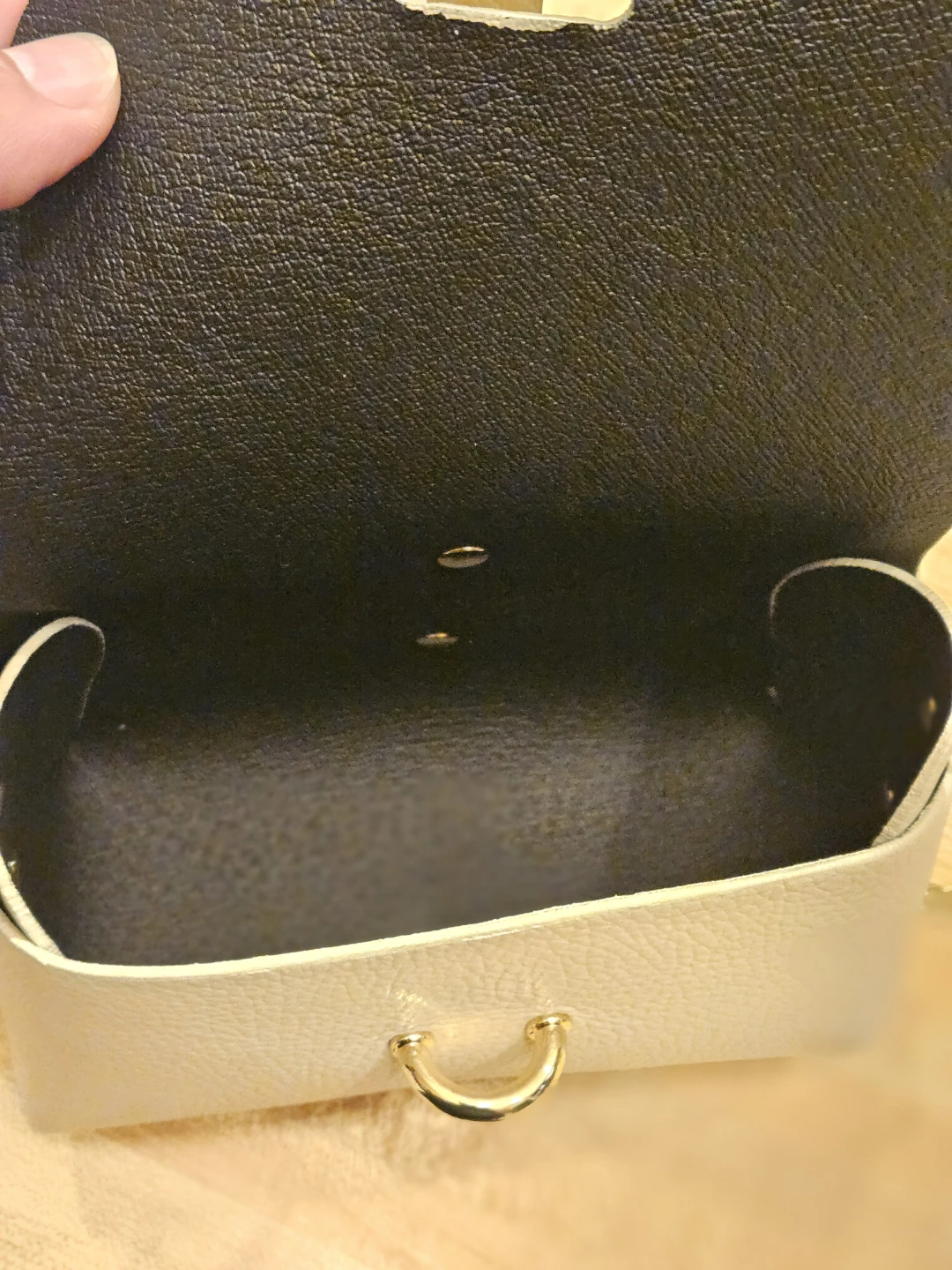 Small cream crossbody bag with gold chain strap - photo 5