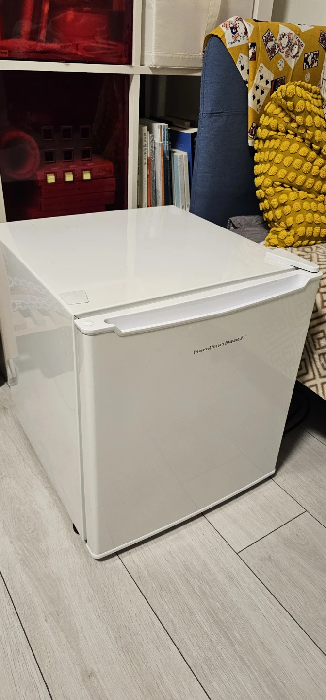 Mini Fridge (Hamilton Beach) 1.7 Cu. Ft