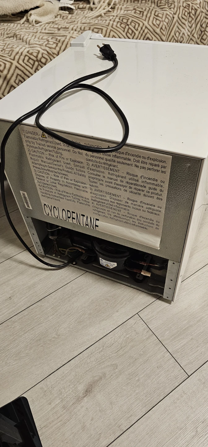 Mini Fridge (Hamilton Beach) 1.7 Cu. Ft - photo 3