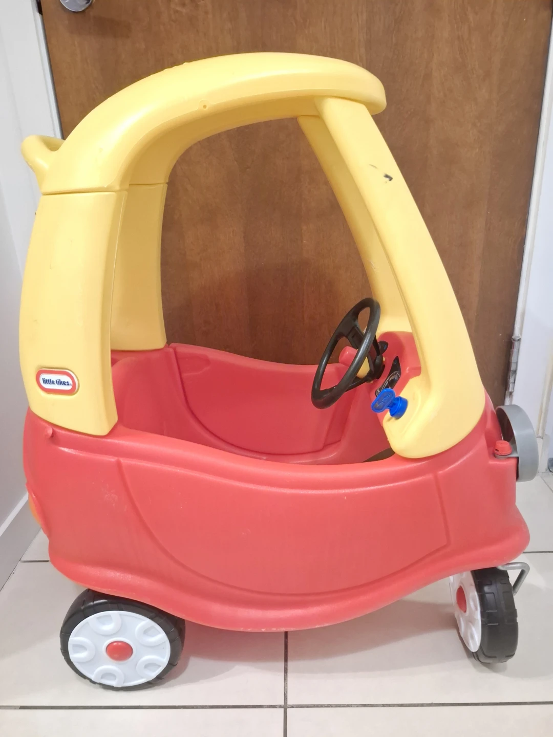 Little Tikes Cozy Coupe Ride-On Toy Car - Red - photo 3