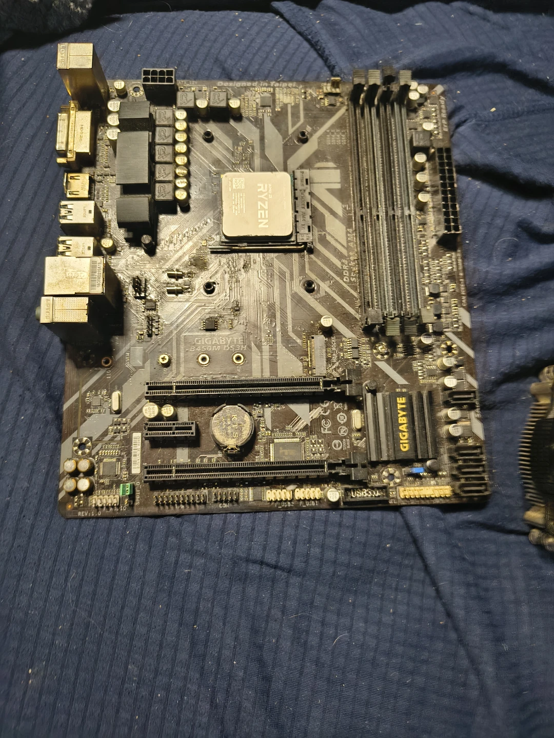 Gigabyte B450M DS3H Motherboard - photo 3