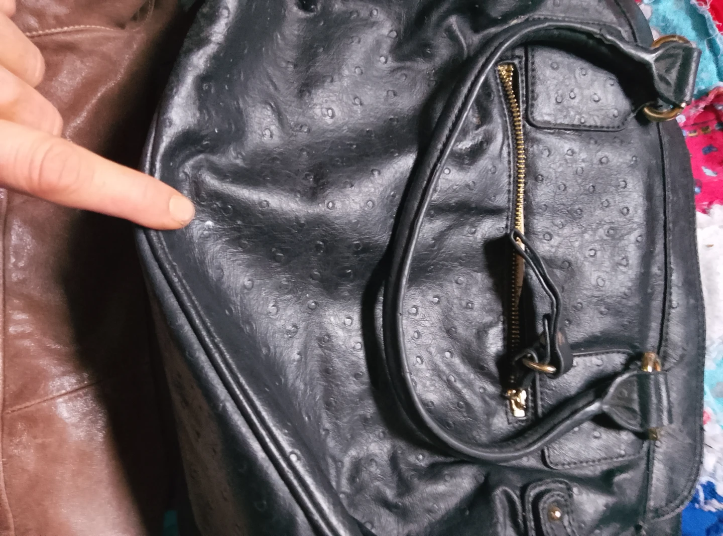 Guess Black Faux Leather Textured Handbag - photo 3