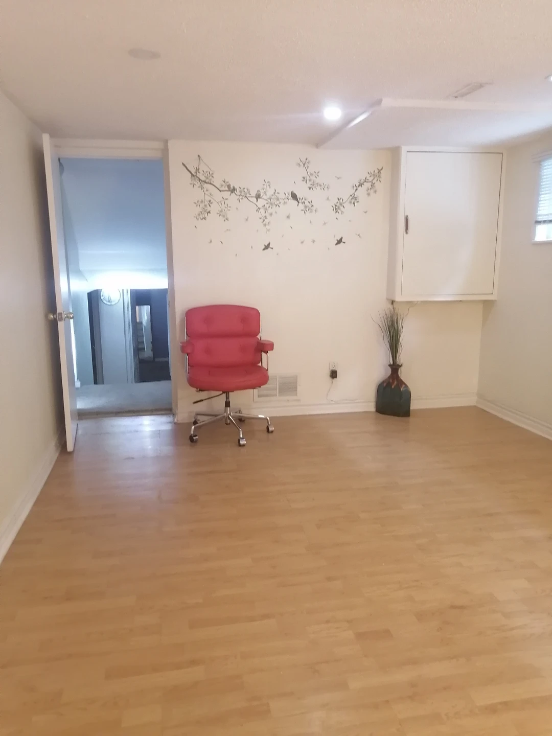 Lg 2 Bedrooms for rent Don Mills and McNicol - photo 4