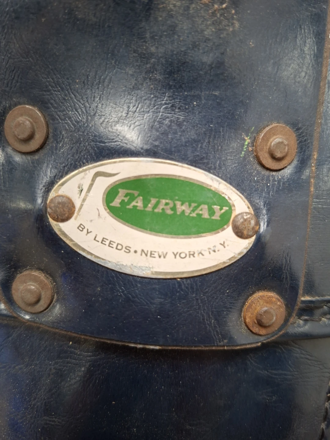 Vintage Leather Golf bag, Wilson clubs & Old wooden drivers - photo 3
