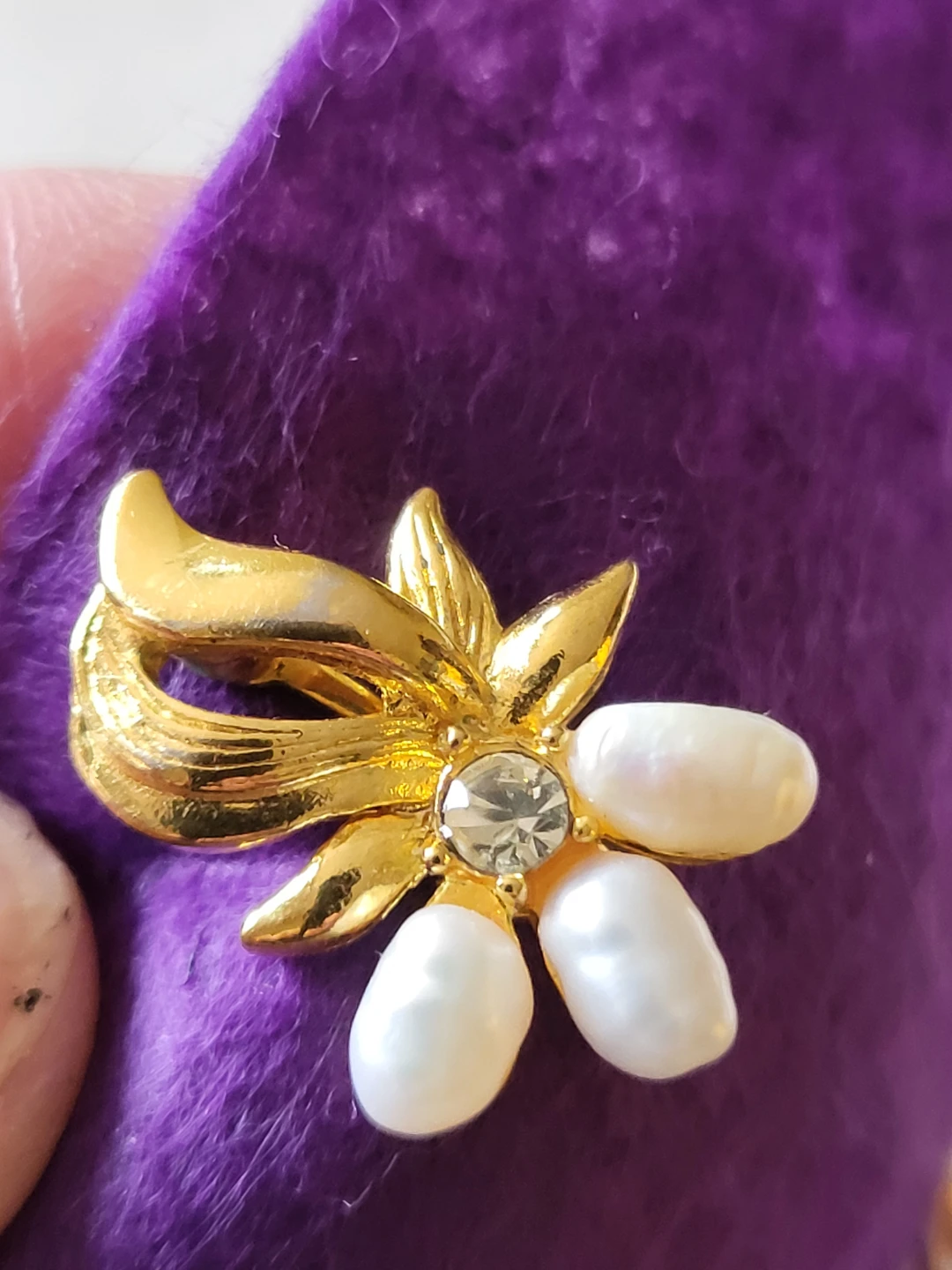 Vintage Avon Goldtone Flower Earrings with Pearls and Crystals - photo 2