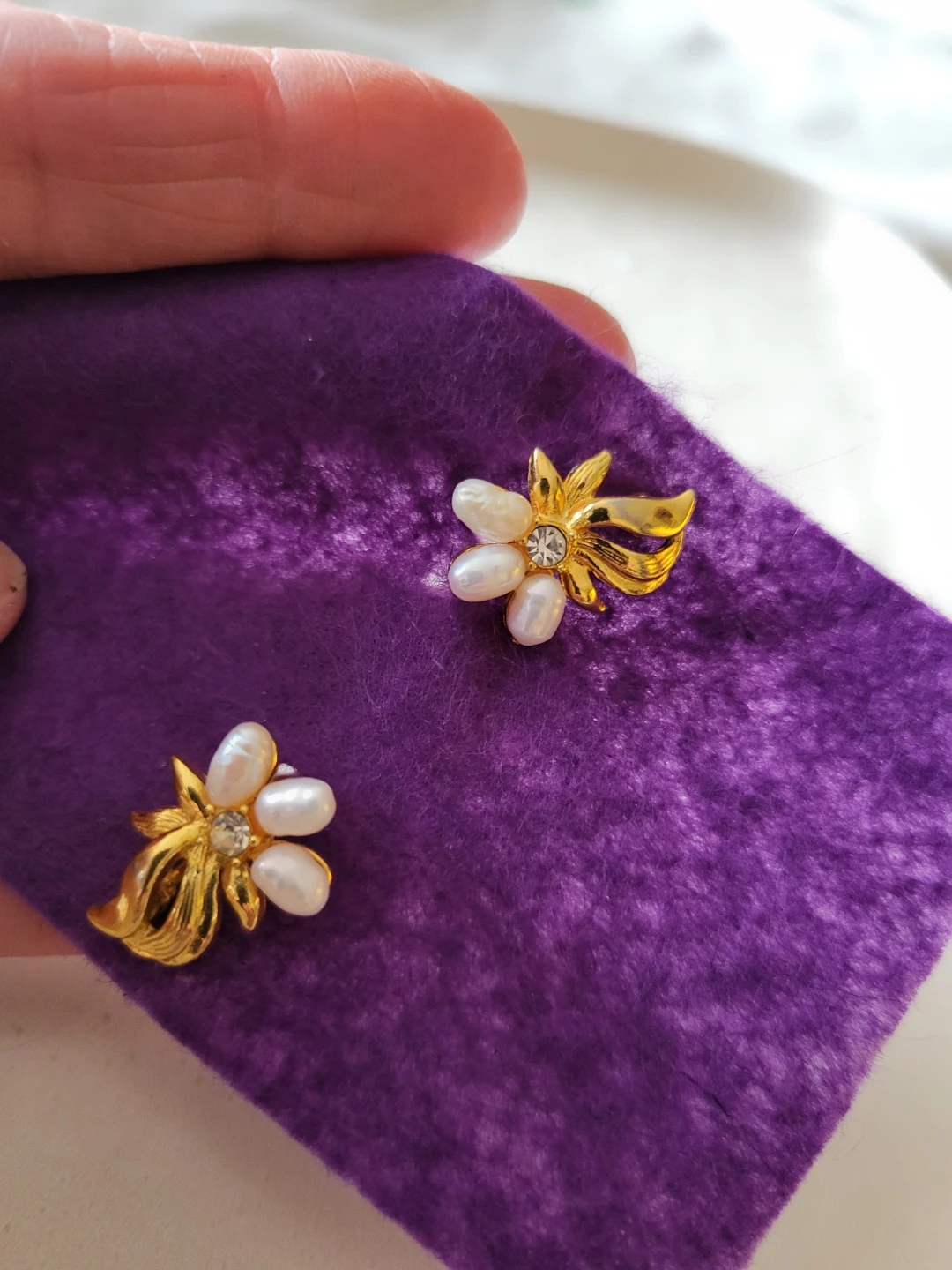 Vintage Avon Goldtone Flower Earrings with Pearls and Crystals - photo 5
