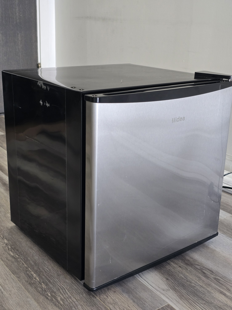 Midea Mini Fridge WHS-65LSS1