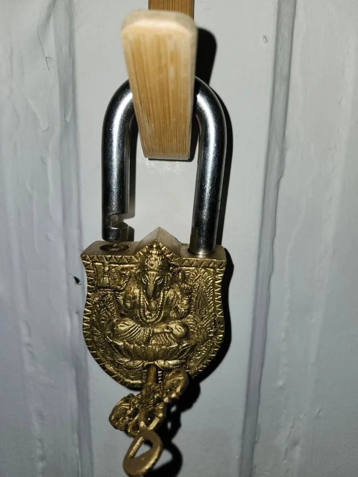 Ganesha lock and Om Symbols with vajra key (×2)