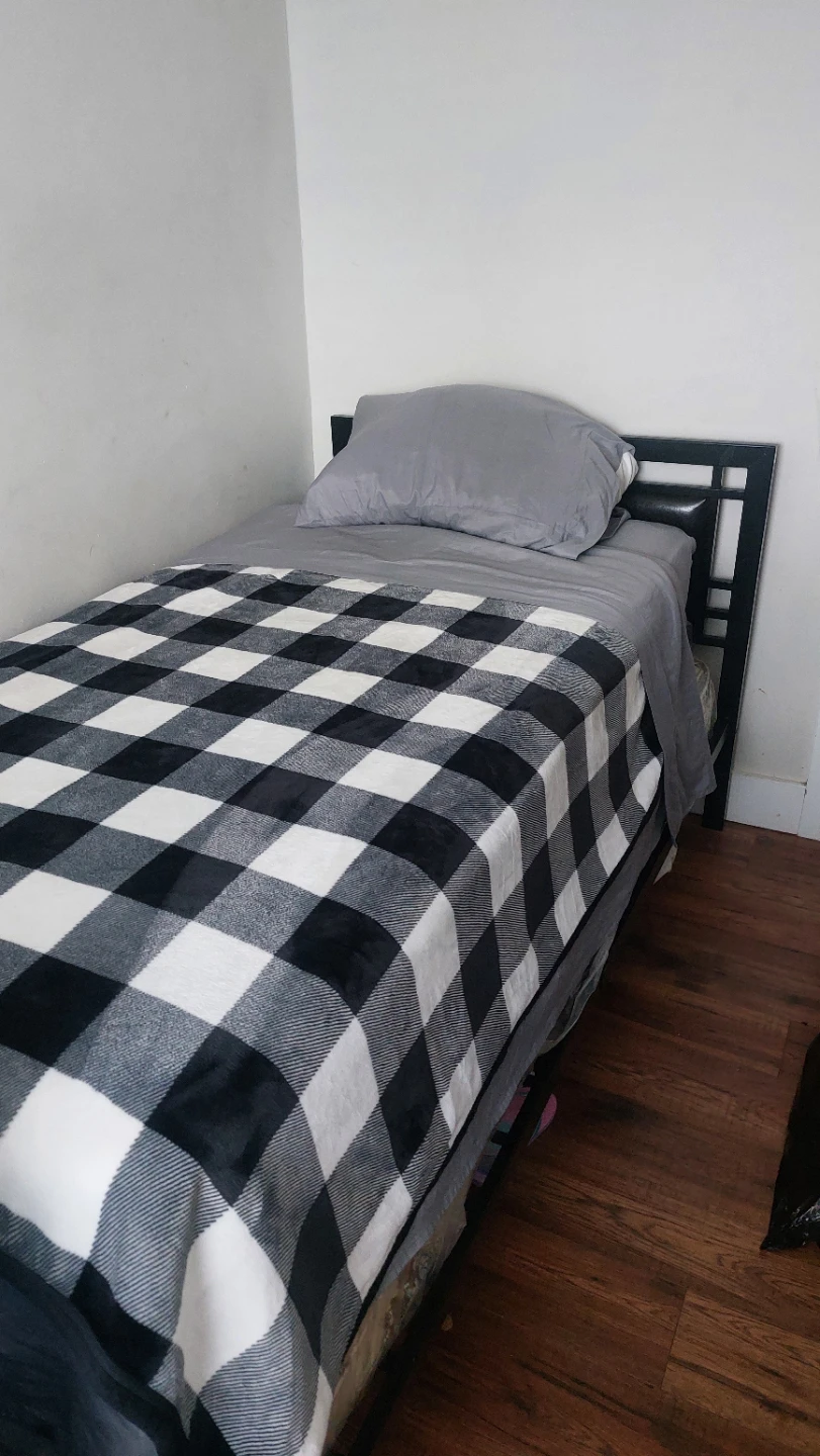 Twin bed Mattress included