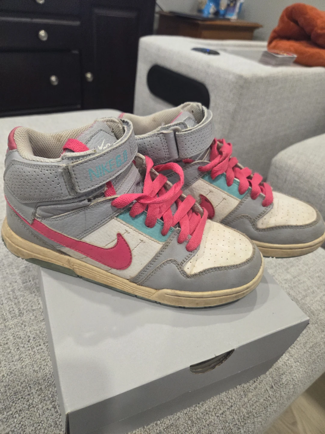 Nike  yourth high top  shoes size  4y