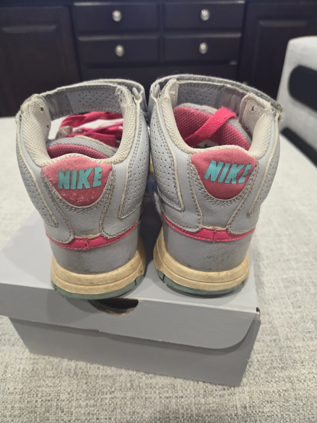 Nike  yourth high top  shoes size  4y - photo 3
