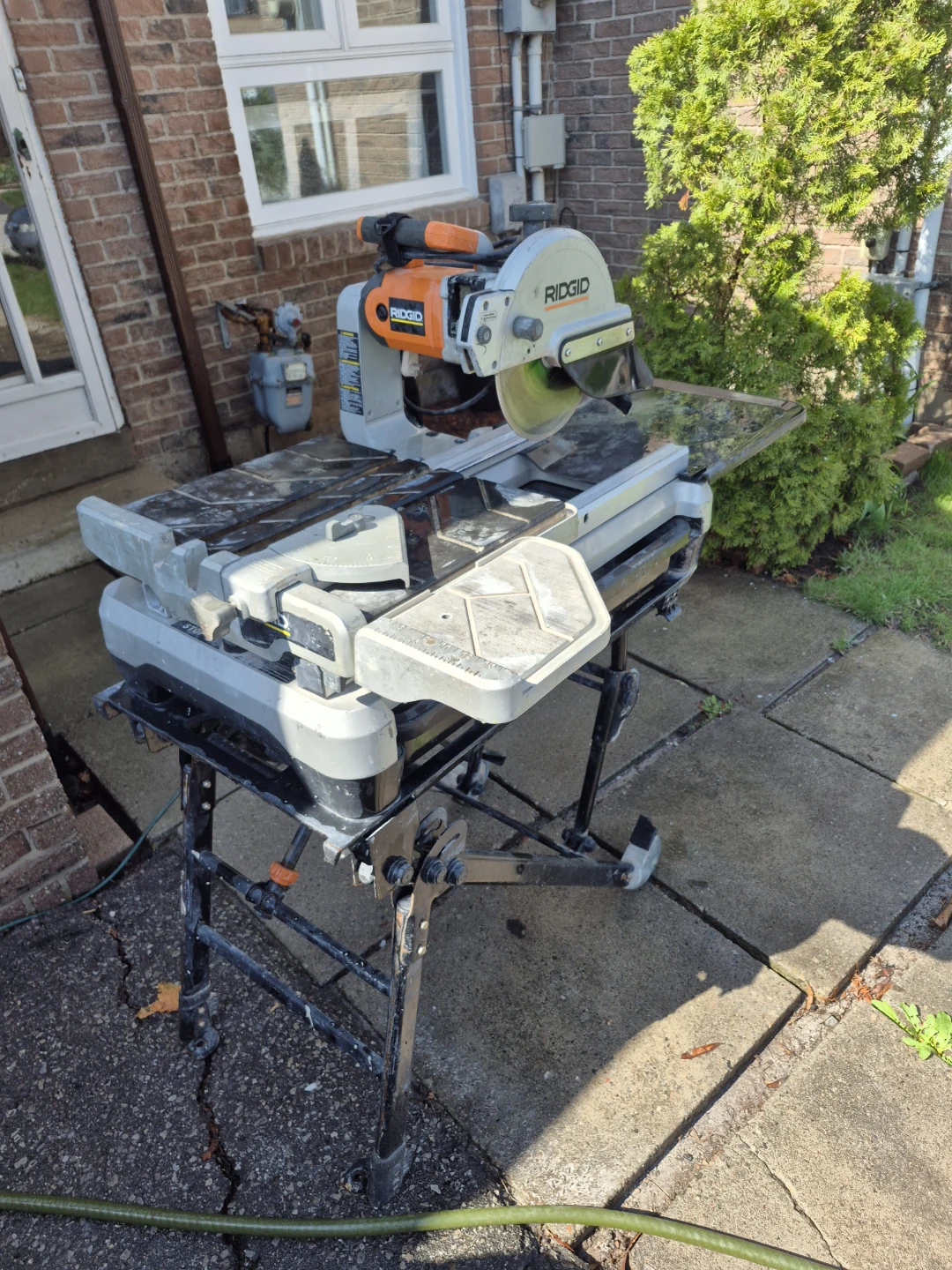 Ridgid Wet Saw with Stand with 2 extra 10" replacement blades